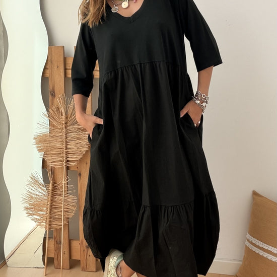 Vestido em malha de algodão com decote em bico e corte evasé
