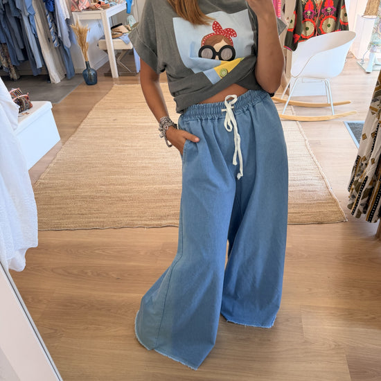 Pantalonas em ganga leve com corte pata de elefante
