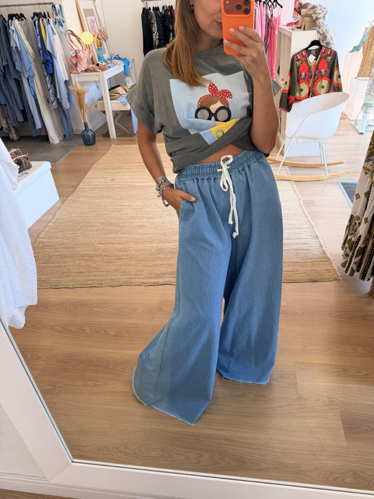 Pantalonas em ganga leve com corte pata de elefante
