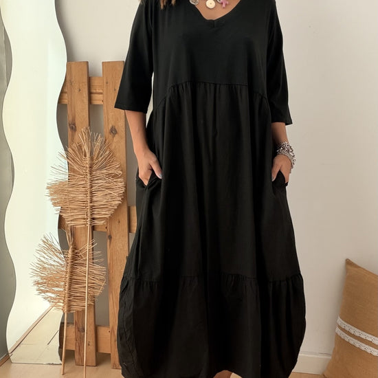 Vestido em malha de algodão com decote em bico e corte evasé