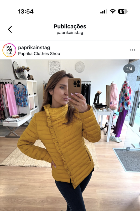 Kispo ultra leve acolchoado em mostarda com gola alta