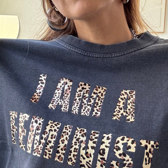 Camisola azul-acinzentada com letras em padrão leopardo