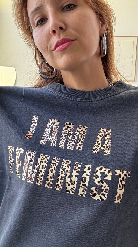 Camisola azul-acinzentada com letras em padrão leopardo