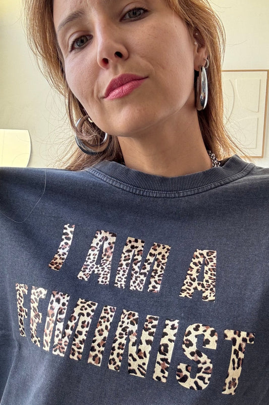 Camisola azul-acinzentada com letras em padrão leopardo