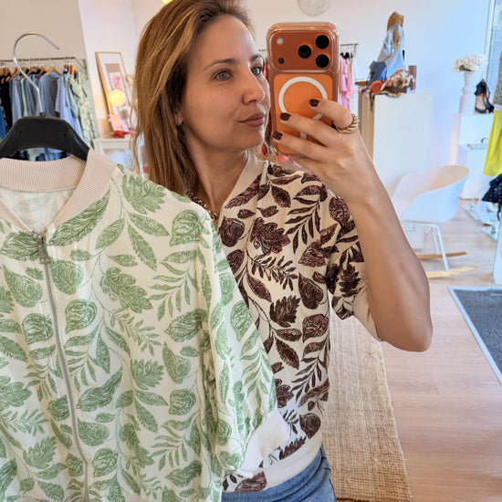 Bolero curto estilo seda com estampado de folhagem