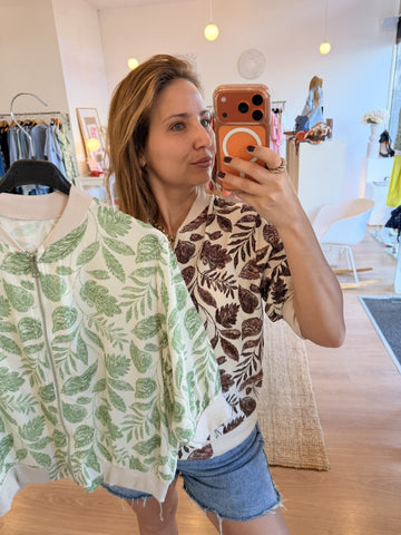 Bolero curto estilo seda com estampado de folhagem