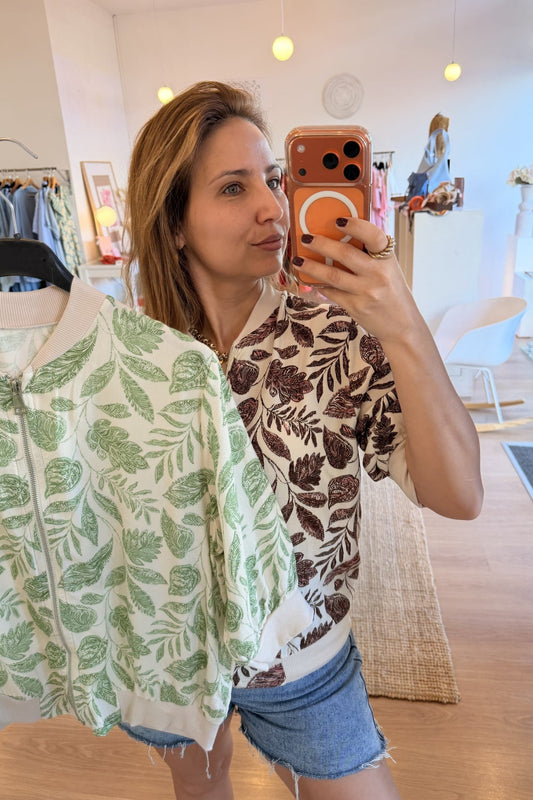 Bolero curto estilo seda com estampado de folhagem