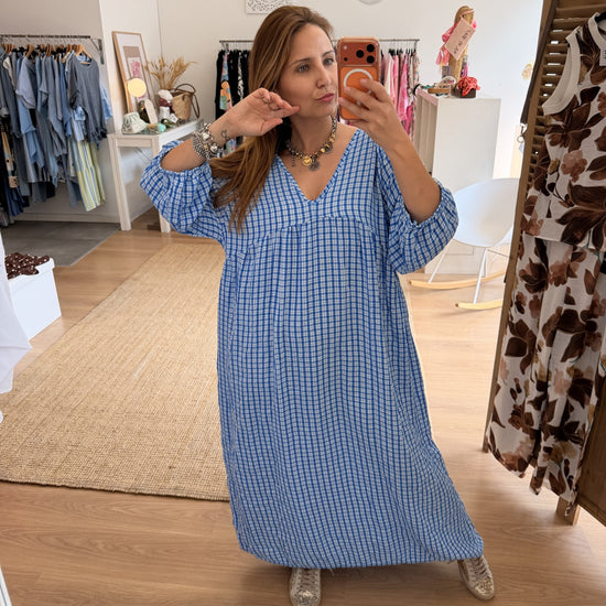 Vestido comprido com padrão vichy azul e branco e costas abertas