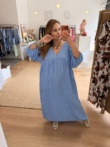 Vestido comprido com padrão vichy azul e branco e costas abertas