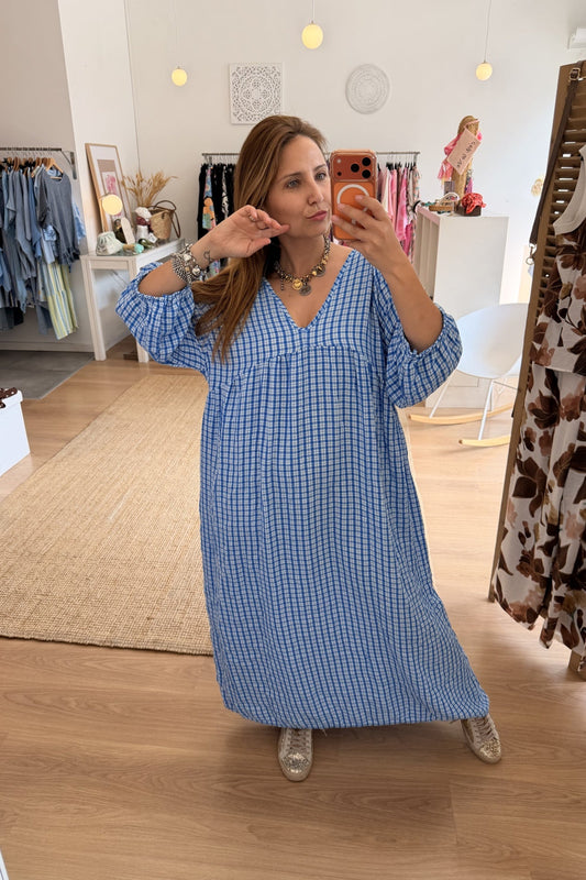 Vestido comprido com padrão vichy azul e branco e costas abertas
