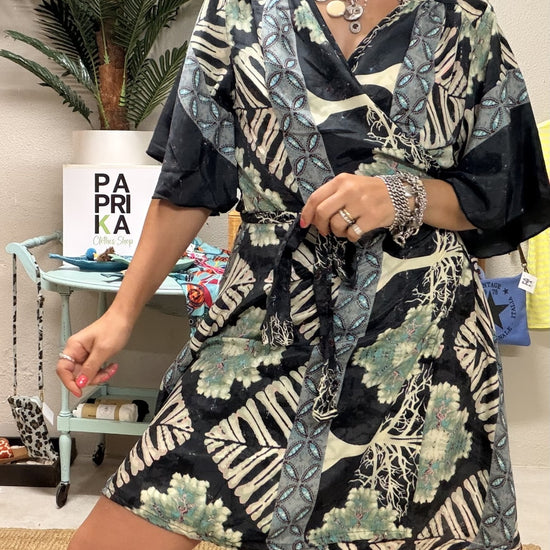 Vestido túnica curto acetinado com estampado tropical e decote trespasse