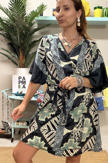 Vestido túnica curto acetinado com estampado tropical e decote trespasse