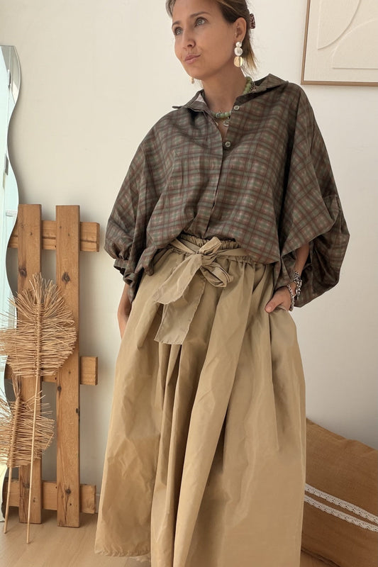 Blusa com padrão tartan e botões escondidos