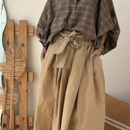 Blusa com padrão tartan e botões escondidos