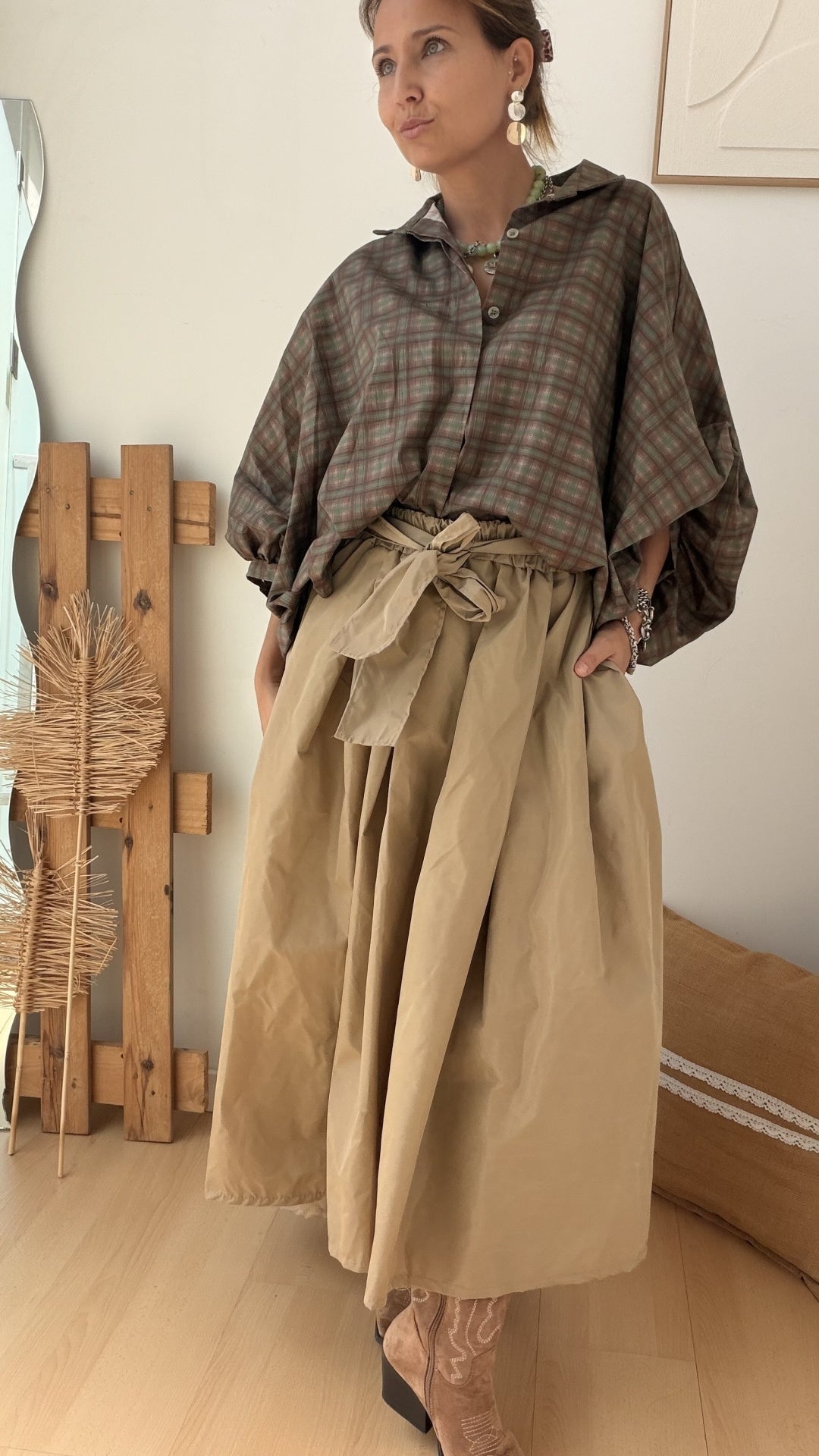 Blusa com padrão tartan e botões escondidos