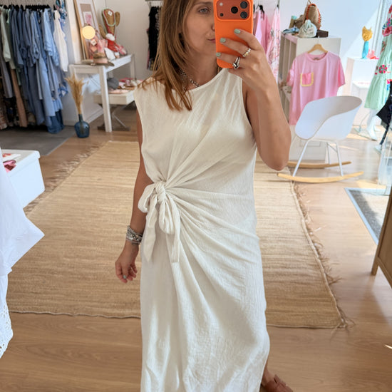 Vestido midi off-white em crepe com laçada lateral e racha