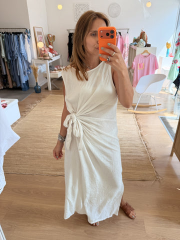 Vestido midi off-white em crepe com laçada lateral e racha