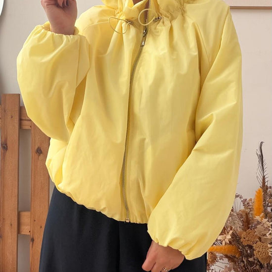 Parka impermeável amarelo-claro com capuz