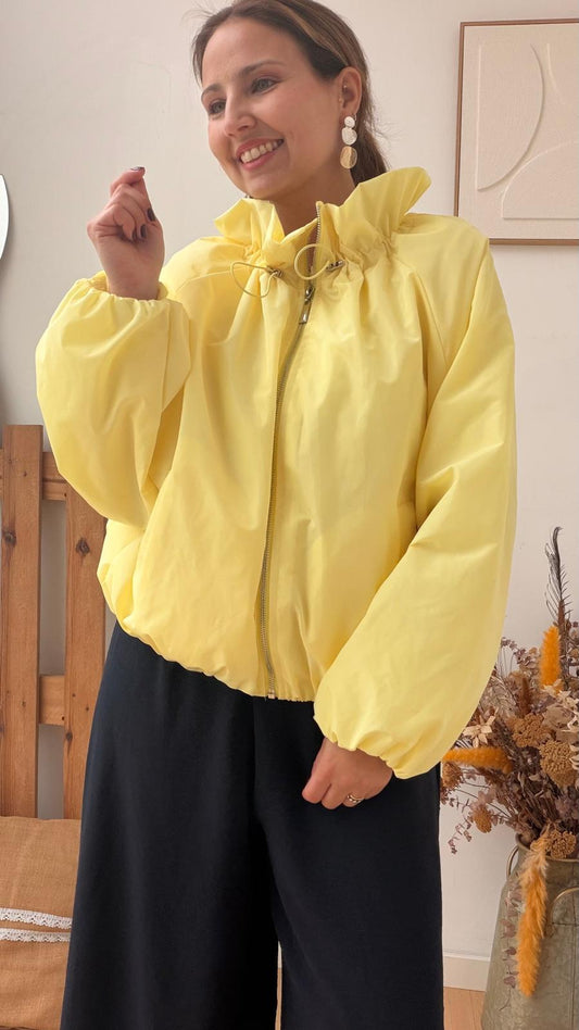 Parka impermeável amarelo-claro com capuz