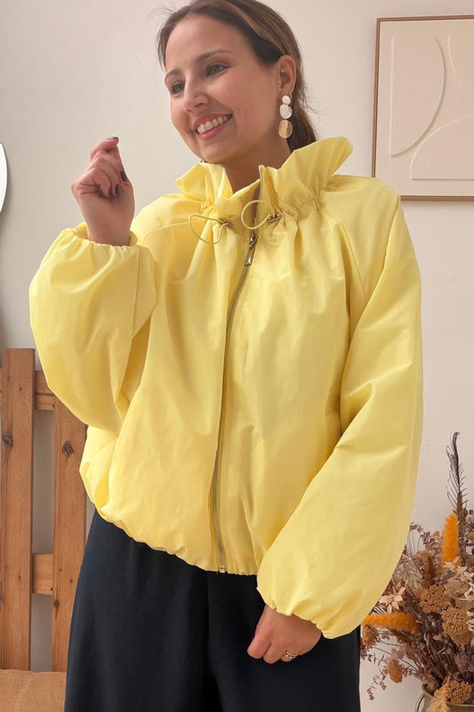 Parka impermeável amarelo-claro com capuz