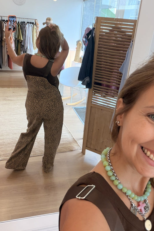 Jardineiras com padrão leopardo e corte wide leg