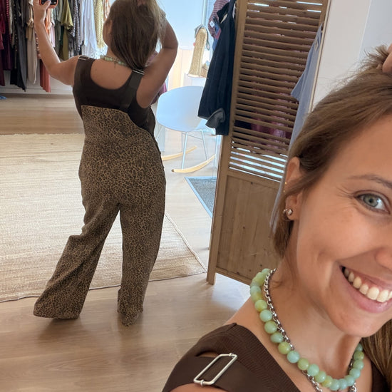 Jardineiras com padrão leopardo e corte wide leg