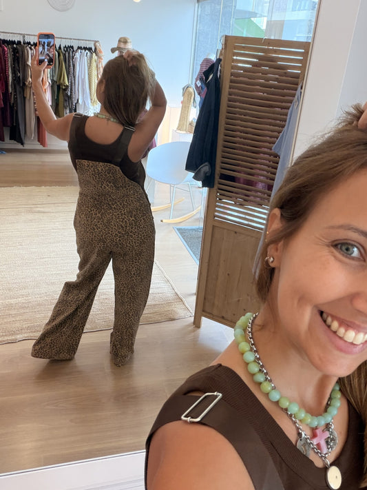 Jardineiras com padrão leopardo e corte wide leg