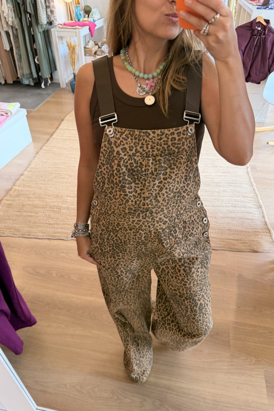 Jardineiras com padrão leopardo e corte wide leg
