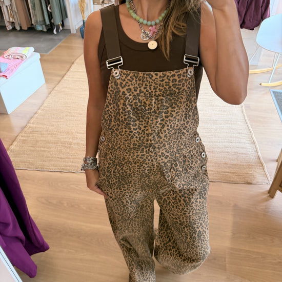 Jardineiras com padrão leopardo e corte wide leg