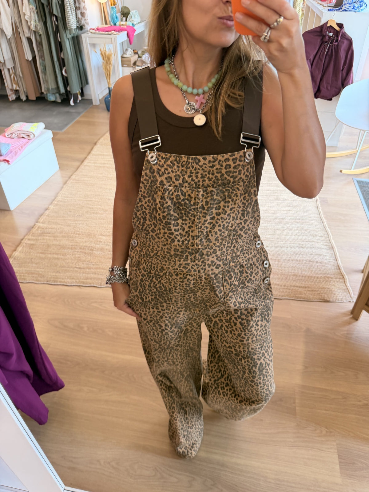 Jardineiras com padrão leopardo e corte wide leg