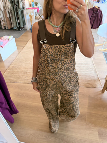 Jardineiras com padrão leopardo e corte wide leg