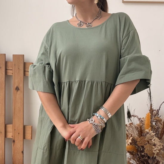 Vestido comprido verde-seco em malha com corte solto