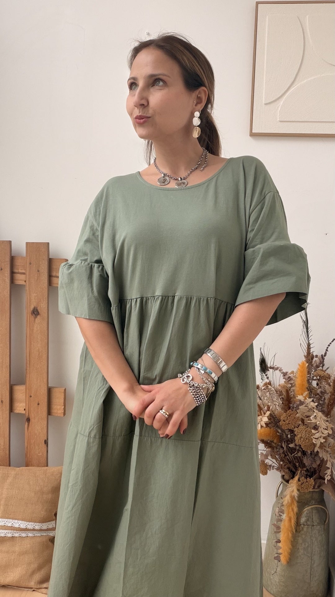 Vestido comprido verde-seco em malha com corte solto