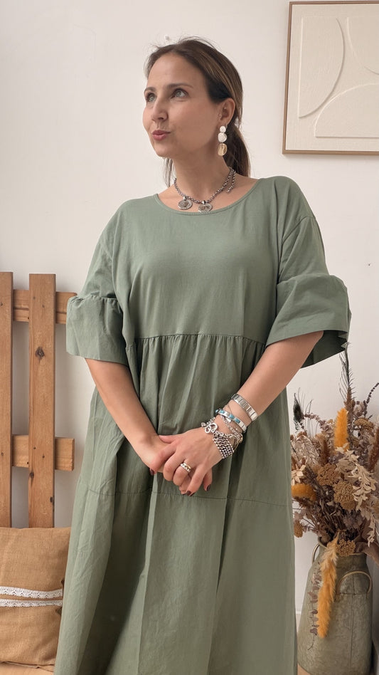 Vestido comprido verde-seco em malha com corte solto