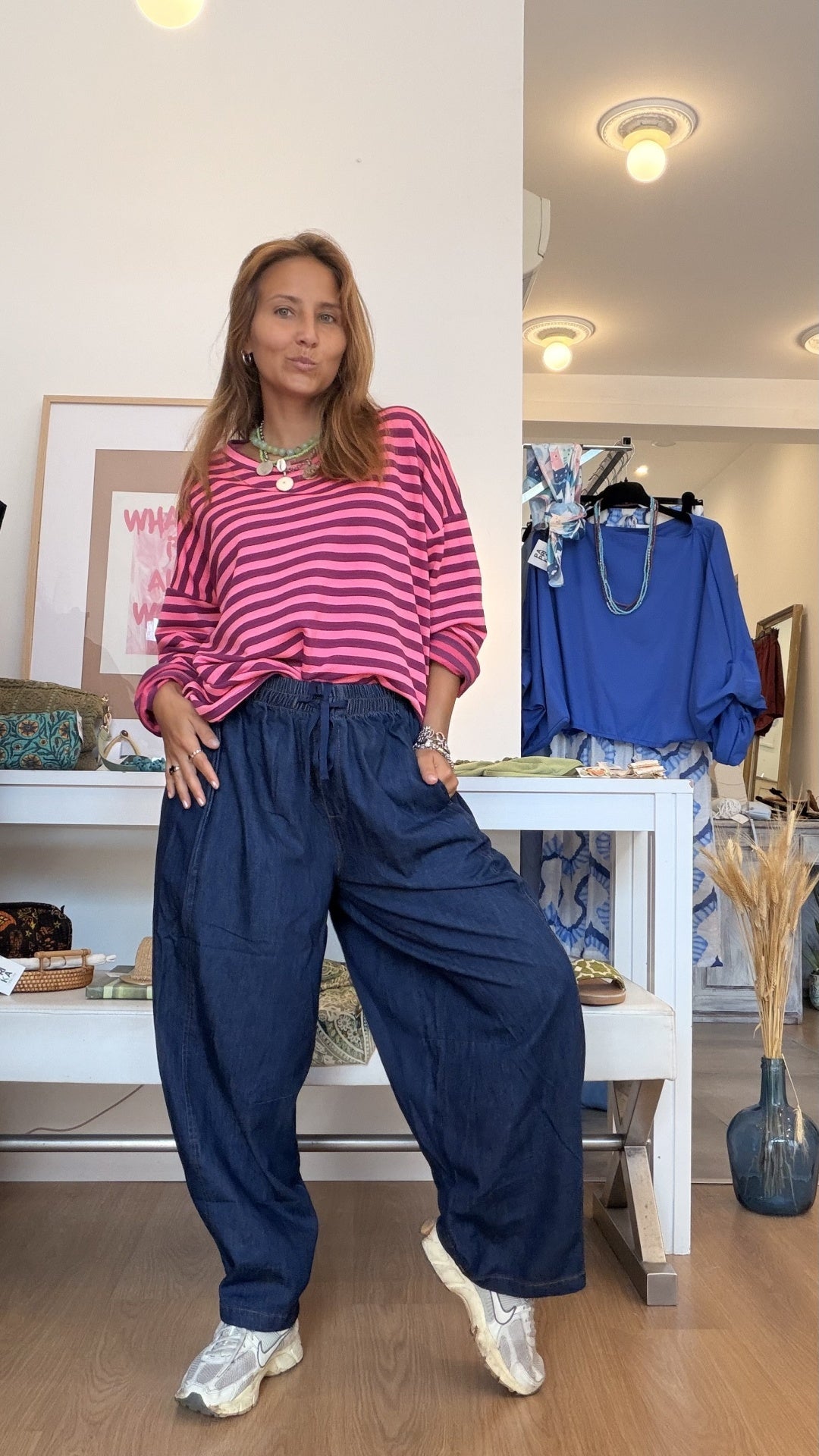 Calças Baggy Dark Jeans da Paprika, corpo inteiro
