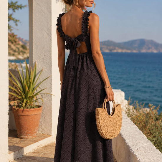 Vestido comprido preto em renda com costas abertas e laçada