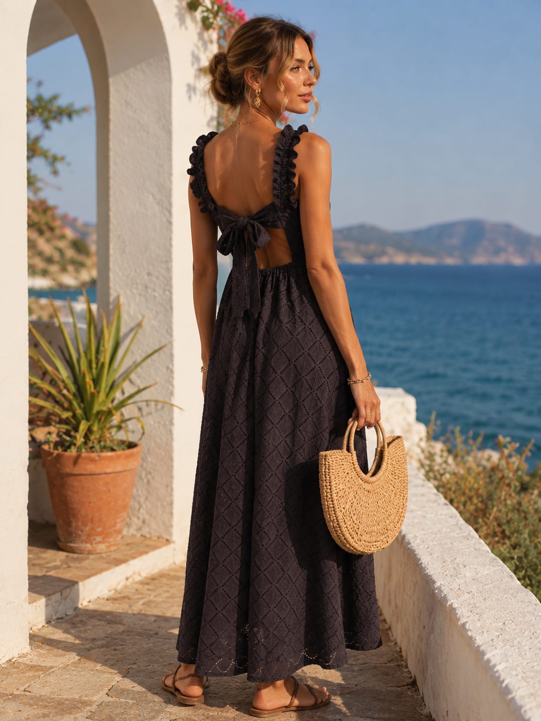 Vestido comprido preto em renda com costas abertas e laçada