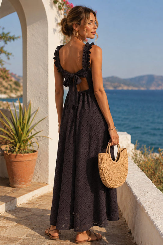 Vestido comprido preto em renda com costas abertas e laçada