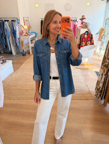 Camisa em ganga média com bolsos no peito