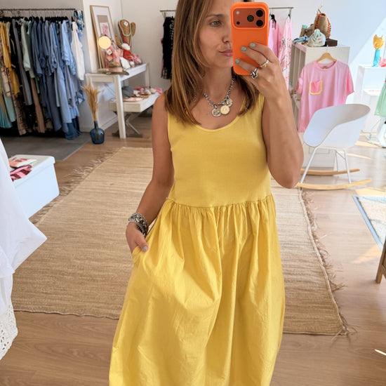 Vestido midi amarelo em algodão com saia franzida