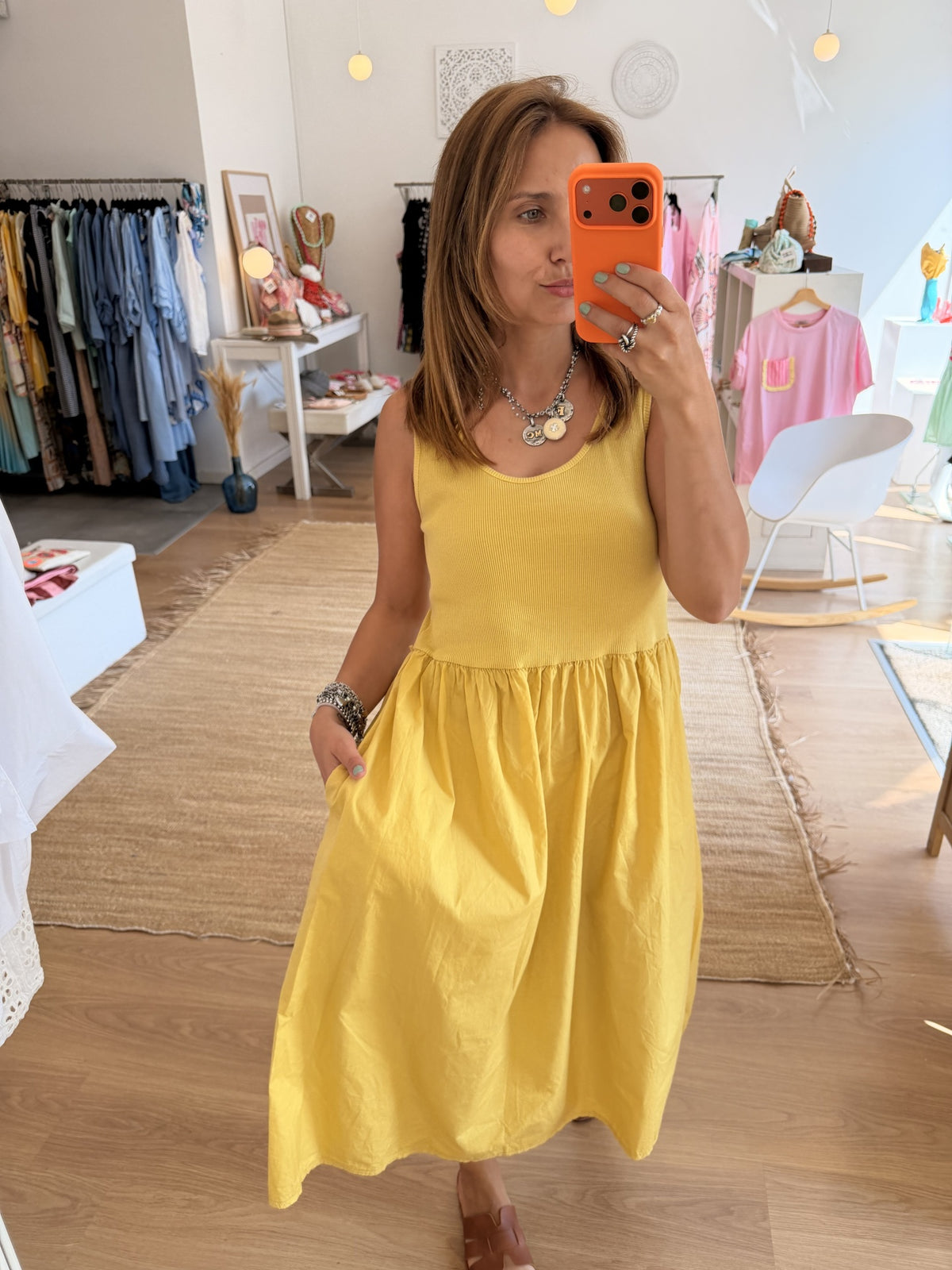 Vestido midi amarelo em algodão com saia franzida