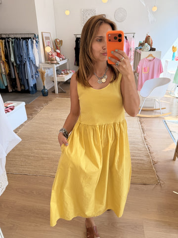 Vestido midi amarelo em algodão com saia franzida
