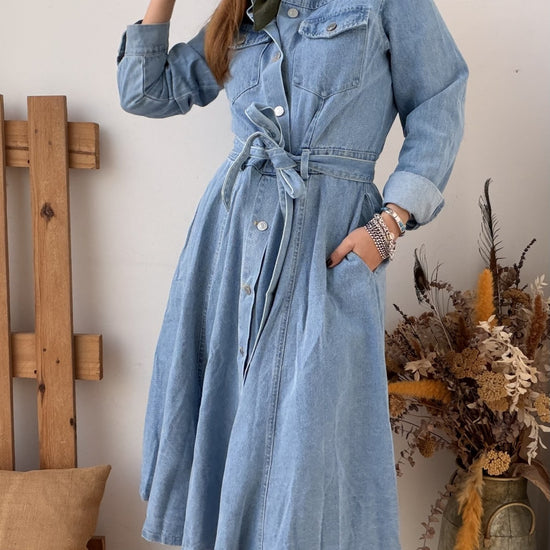Vestido camiseiro midi em ganga leve com cinto e saia rodada