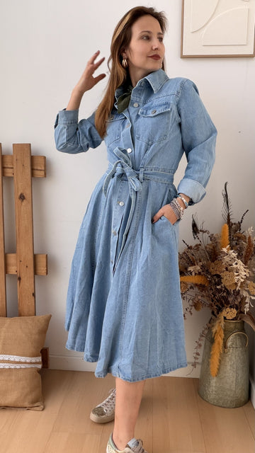 Vestido camiseiro midi em ganga leve com cinto e saia rodada