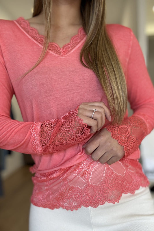 Camisola segunda pele coral com renda no decote e punhos