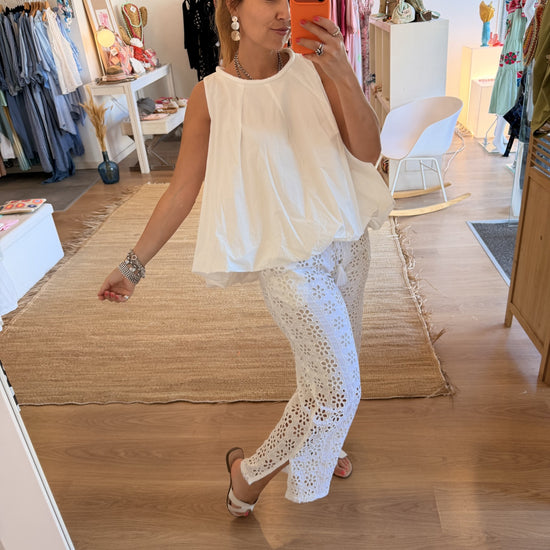 Top branco em algodão com corte balão