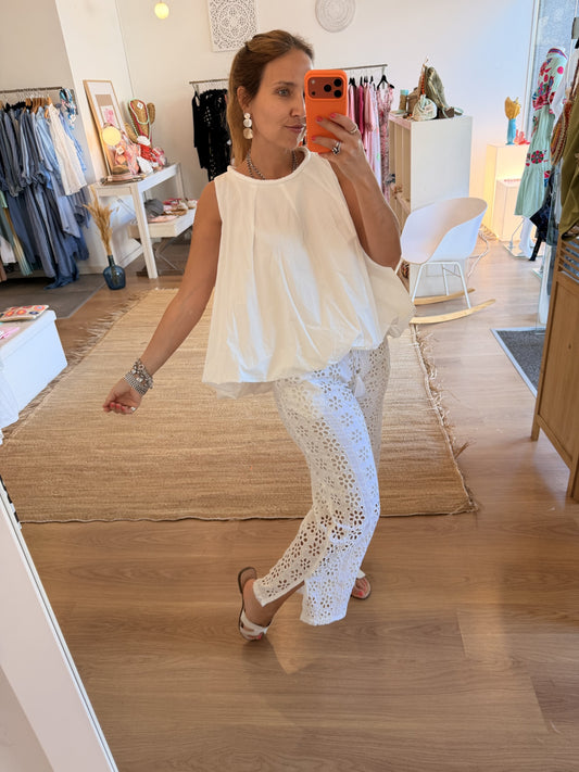 Top branco em algodão com corte balão