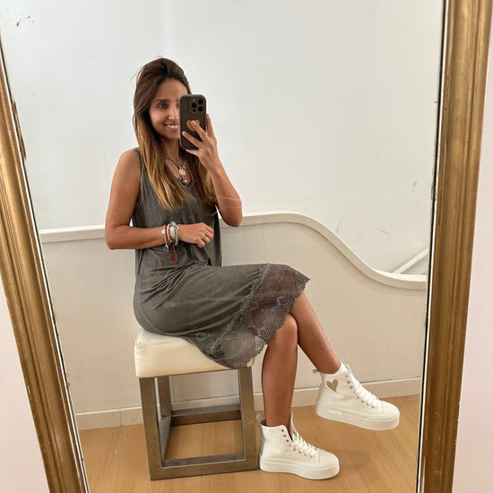 Vestido midi cinzento-esverdeado com alças finas