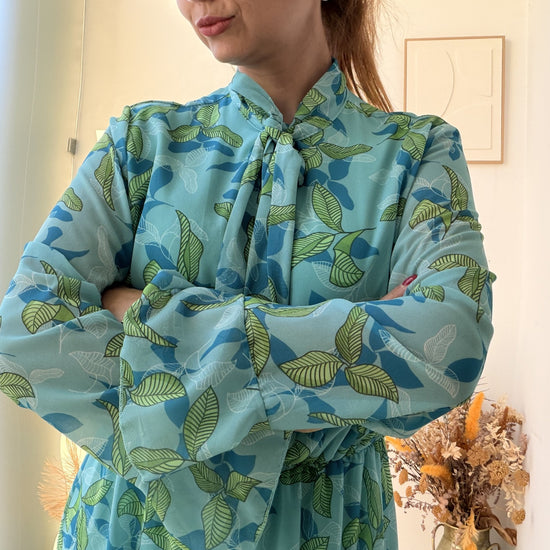 Vestido comprido azul-claro com estampado de folhas