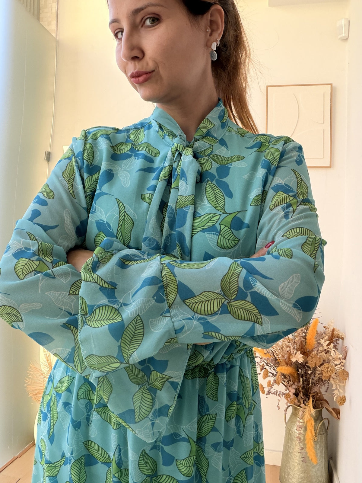 Vestido comprido azul-claro com estampado de folhas